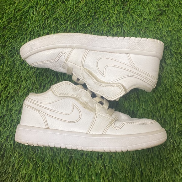 Jordan 1 Low Triple White GS - Picture 6 of 6